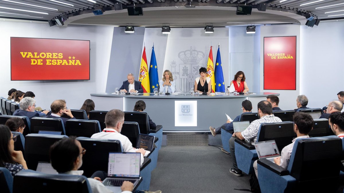 El ministro e Industria y Turismo, Jordi Hereu; la vicepresidenta segunda y ministra de Trabajo y Economía Social, Yolanda Díaz; la ministra de Inclusión, Seguridad Social y Migraciones y portavoz del Gobierno, Elma Saiz, y la ministra de Sanidad.