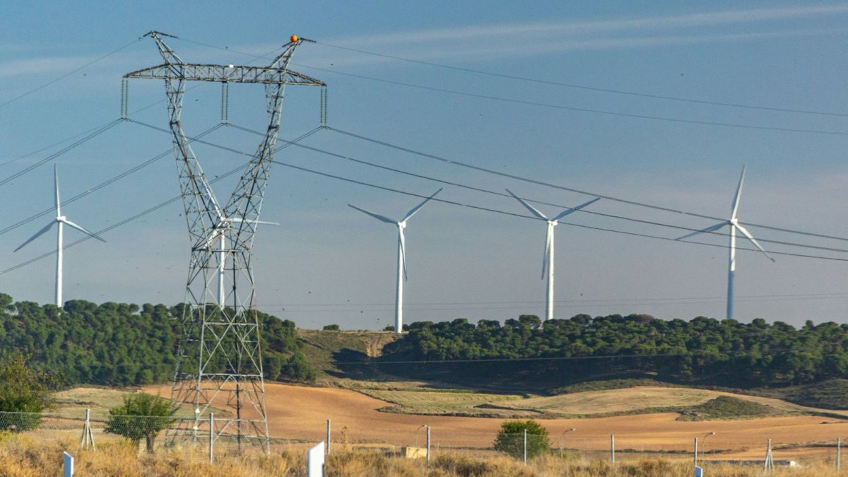 El Gobierno acelera la electrificación de la economía incrementando la inversión en redes eléctricas