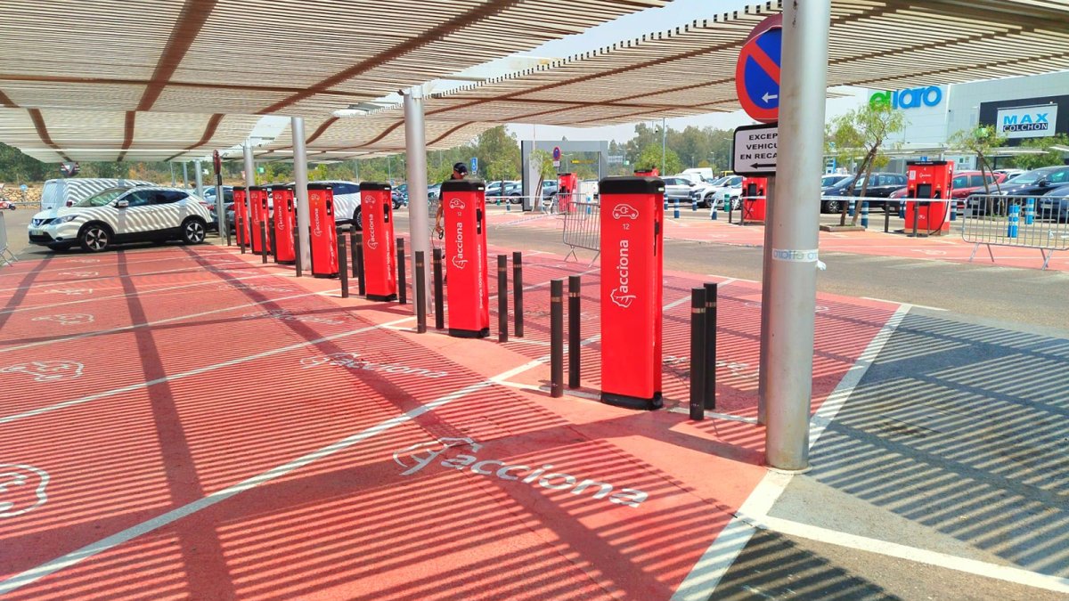 Acciona Energía pone en marcha una de las mayores electrolineras de España en Badajoz