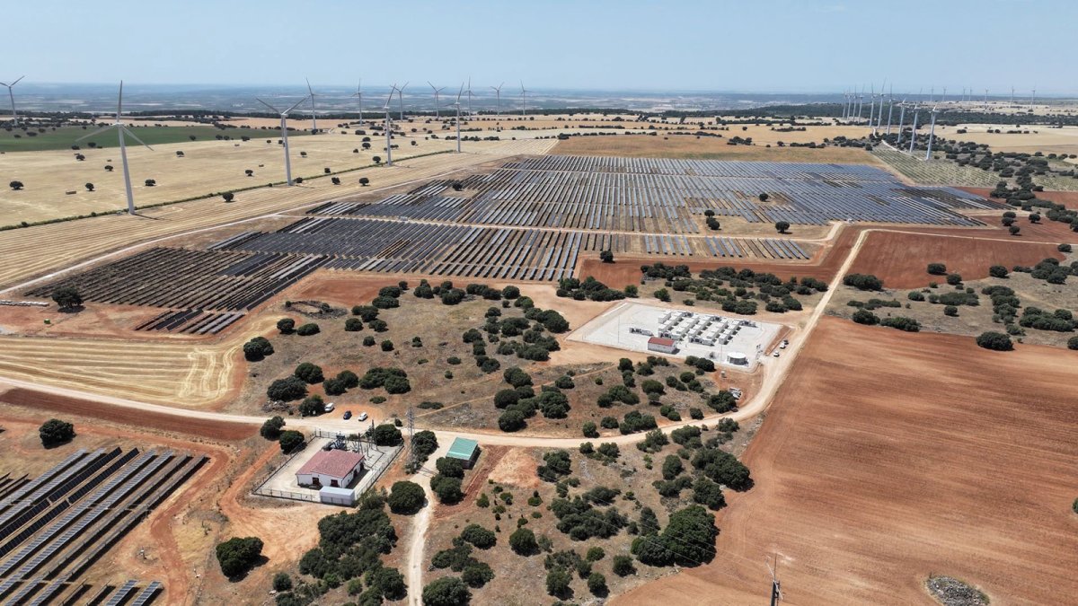 EDP pone en marcha en Cuenca la primera planta renovable con triple hibridación de la Península Ibérica