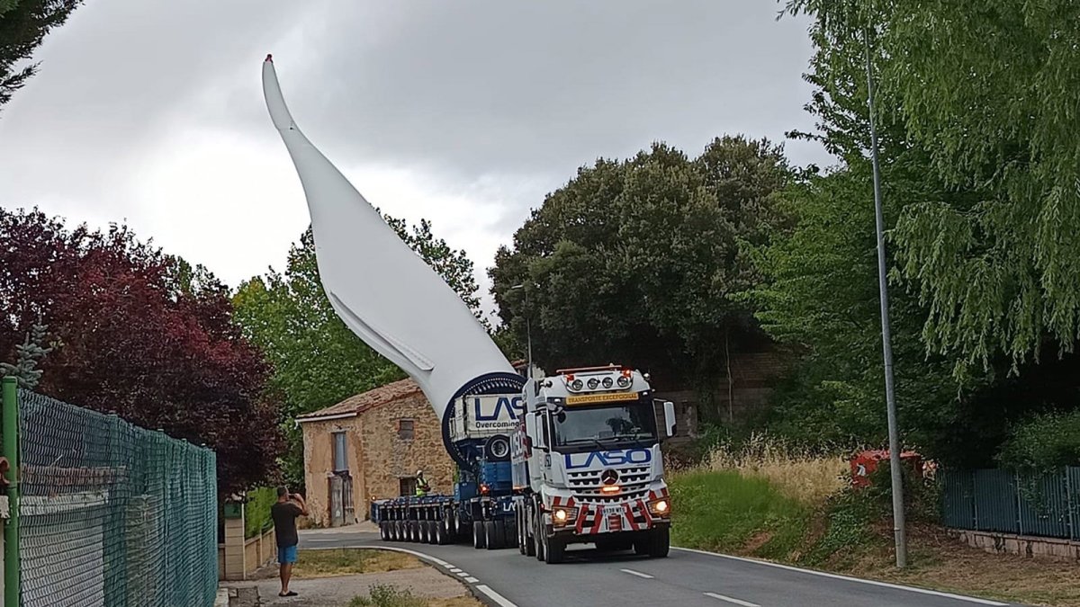 Llegan las primeras palas de los aerogeneradores al parque eólico de Labraza (Álava)
