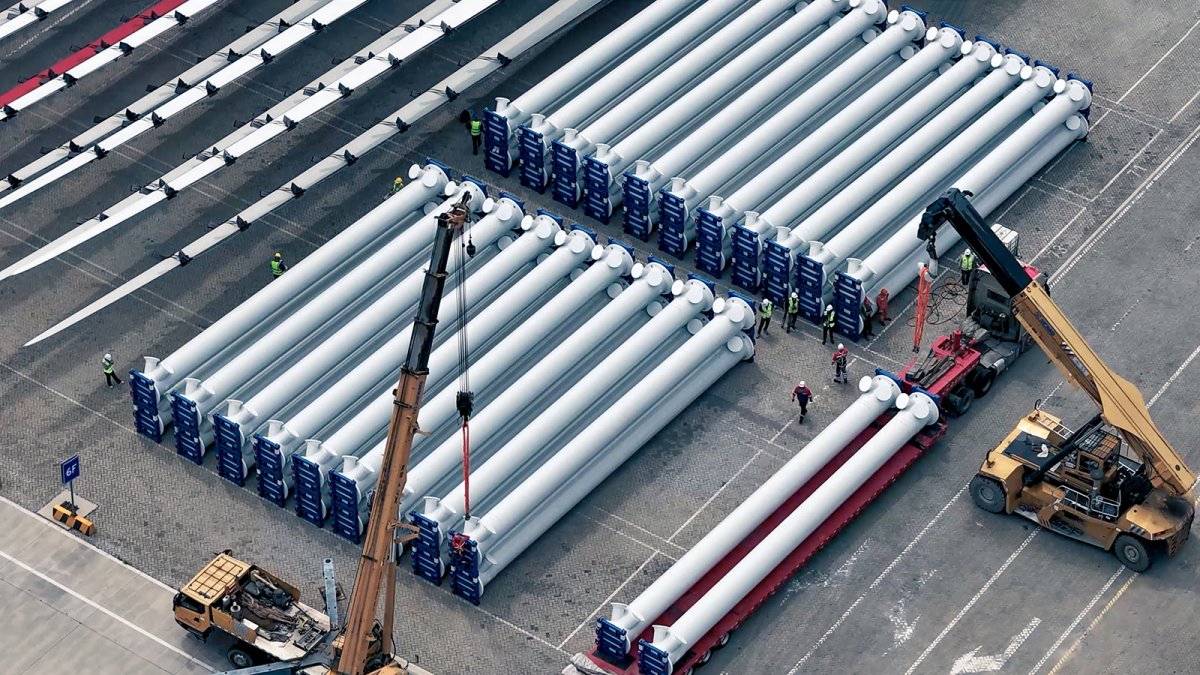 Las primeras torres Nabralift para el proyecto eólico Nullagine de Fortescue llegan a Australia.