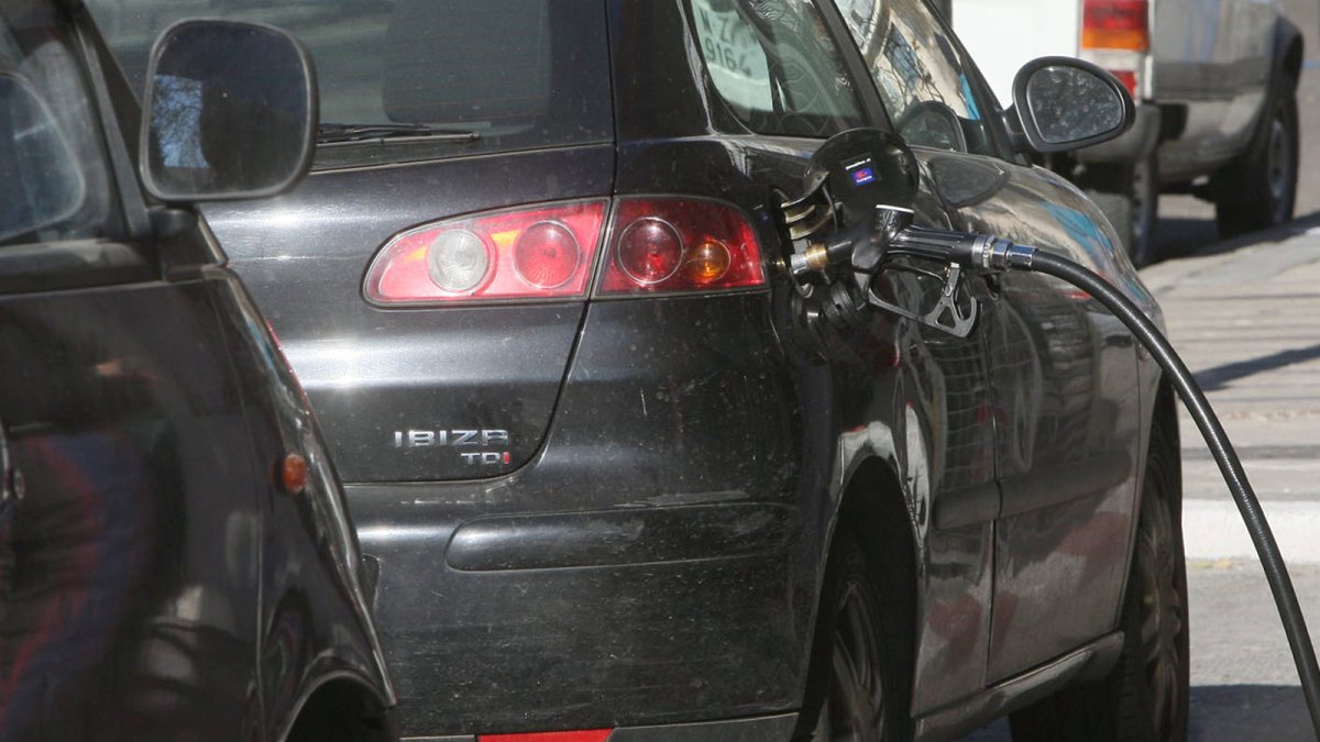 El precio del diésel es un 24% más caro que hace un año y el de la gasolina un 12% superior