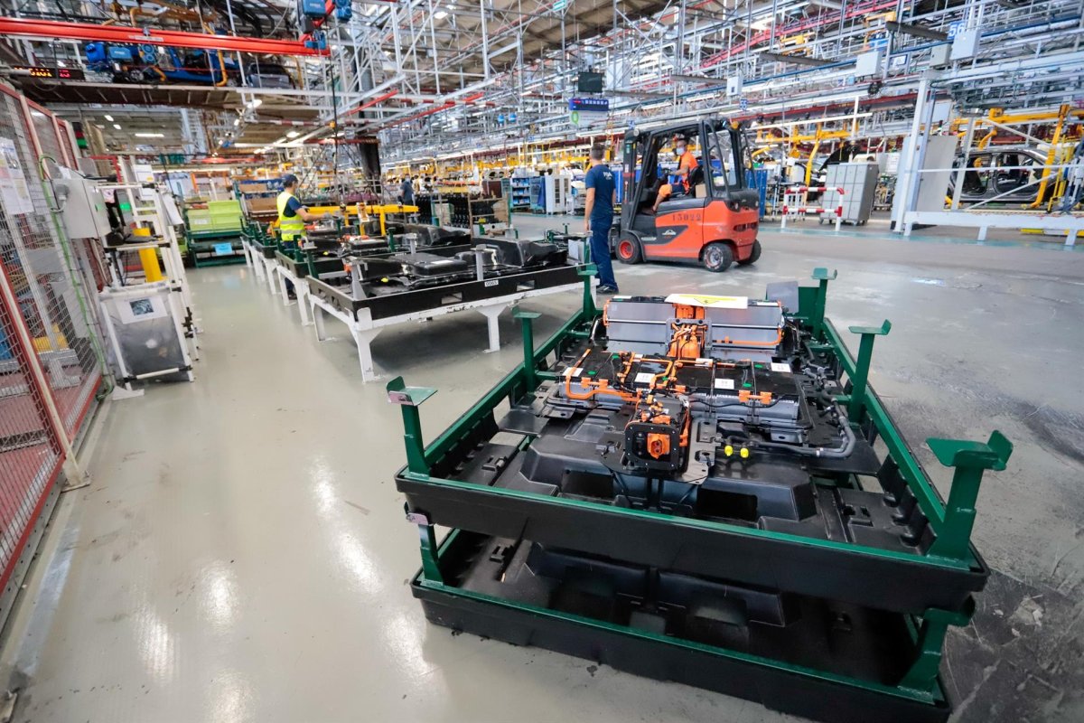 La producción industrial acelera su avance en junio al 3,8% y suma cuatro meses de alzas