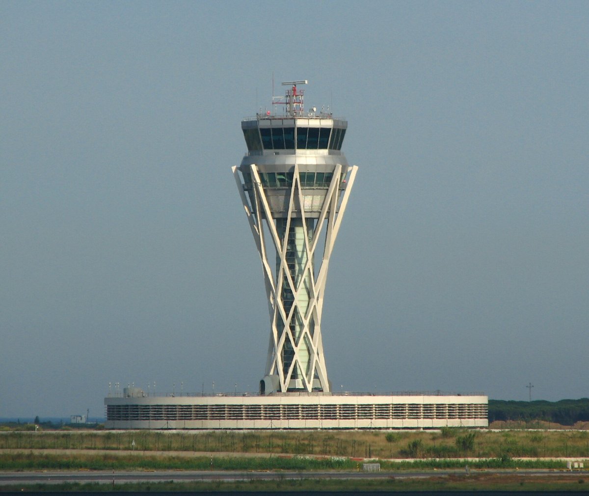 Una avería eléctrica en la torre de control paraliza la actividad en el aeropuerto El Prat