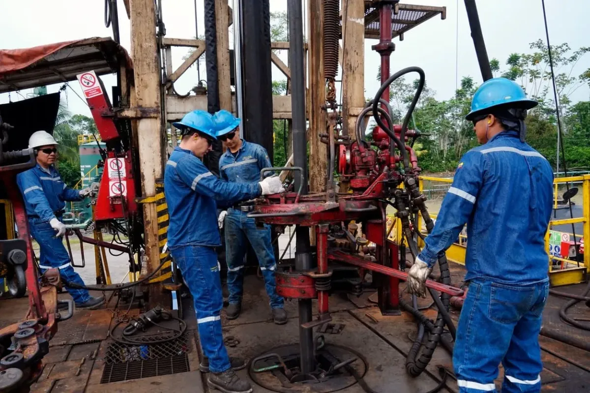 Ecuador firma contrato para explorar y explotar campo petrolero por 30 millones de dólares