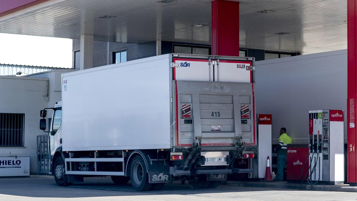 Los transportistas denuncian que las ayudas al gasóleo se reducirán en septiembre a solo 5 céntimos por litro