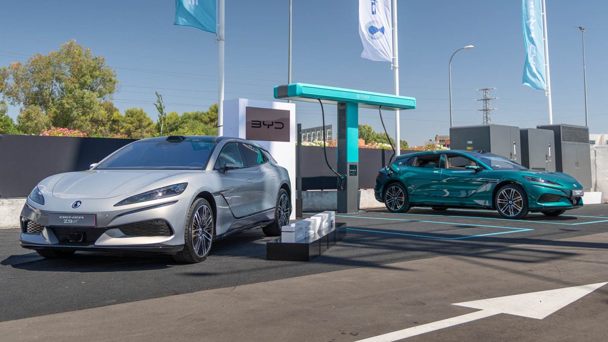 Se construyen tan rápido como cargan: en China ya hay 10.000 estaciones Flash Charging de BYD
