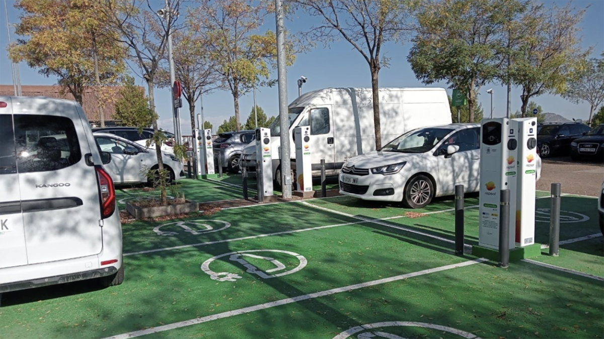 Adif y Adif AV culminan la segunda fase del despliegue de puntos de recarga de vehículos eléctricos con la puesta en servicio de 96 plazas en 9 estaciones