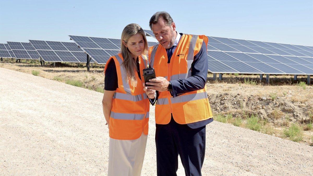 Aagesen y Puente visitan el parque fotovoltaico de Madrid-Barajas, que avanza hacia su desarrollo completo