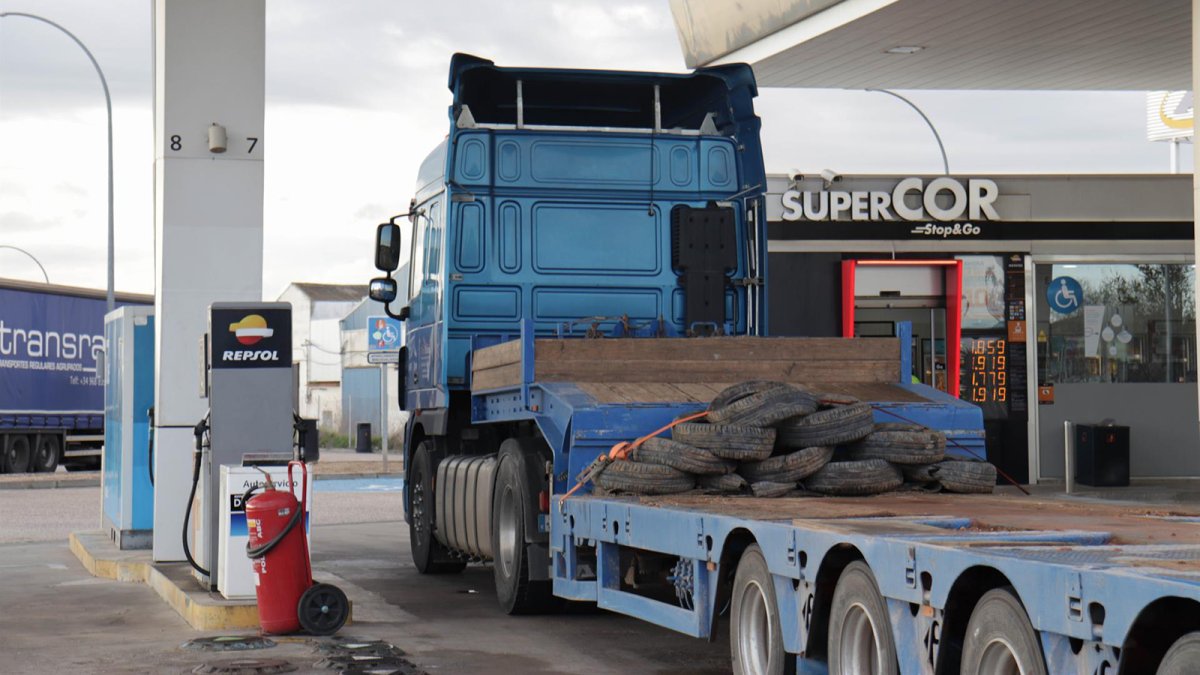 Los transportistas denuncian que la rebaja fiscal del diésel no se está trasladando íntegramente a los precios