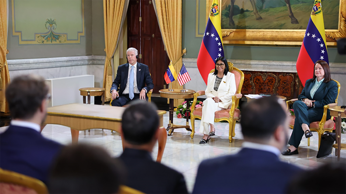 Venezuela firma acuerdos con Chevron y Eni en presencia del secretario de Energía de EEUU