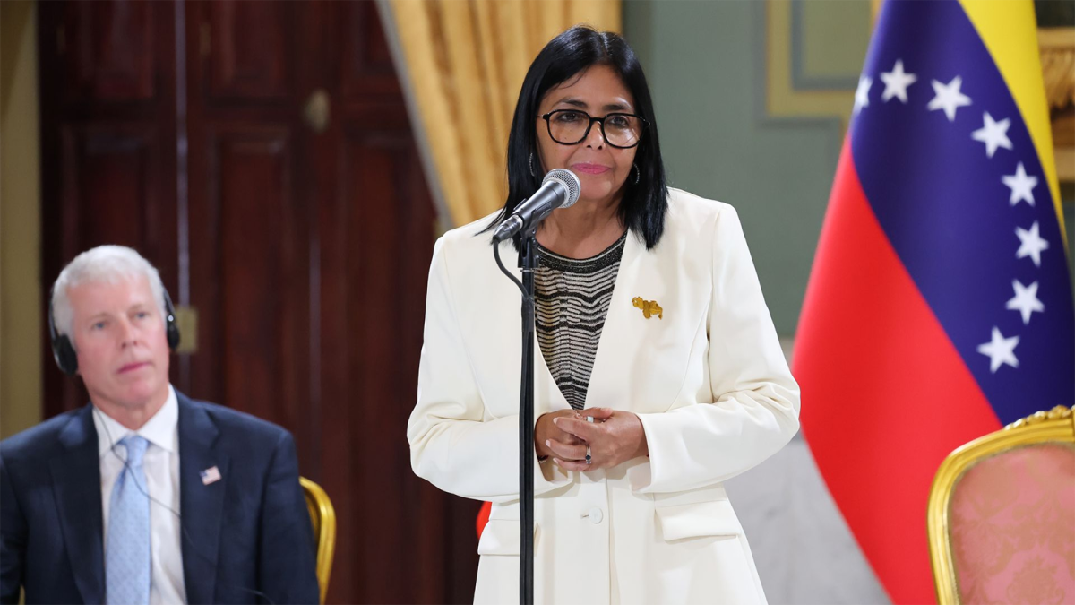 Delcy Rodríguez defiende al cuestionado empresario que explotará crudo de Venezuela para EEUU