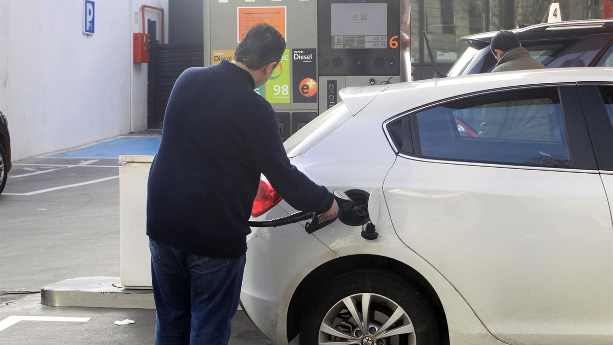 Los carburantes encadenan nueve semanas de alzas y tocan máximos desde marzo