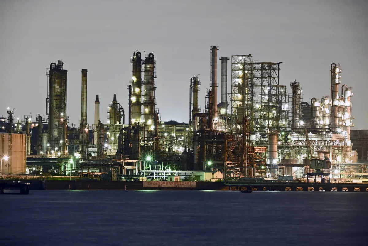 La prolongación del conflicto en Oriente Medio recorta en 1,4 millones de barriles diarios la previsión mundial de refino de crudo para el cuarto trimestre de 2026