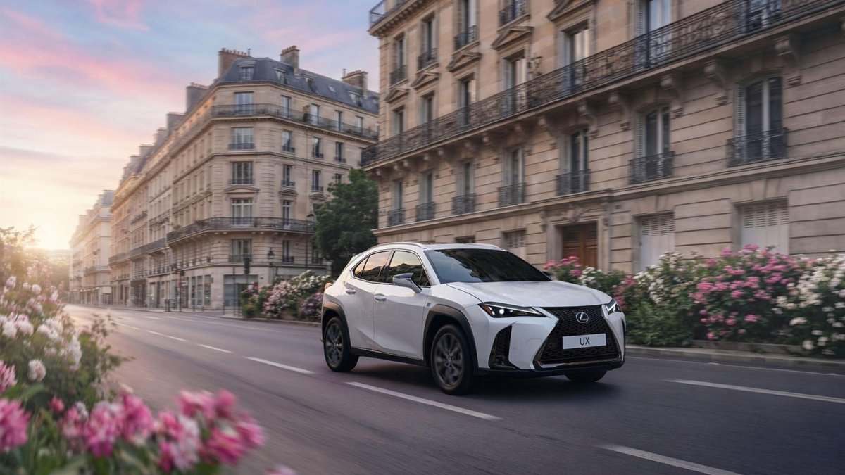Lexus actualiza el UX 300h con 199 CV, mayor eficiencia y hasta cuatro acabados desde 41.750 euros
