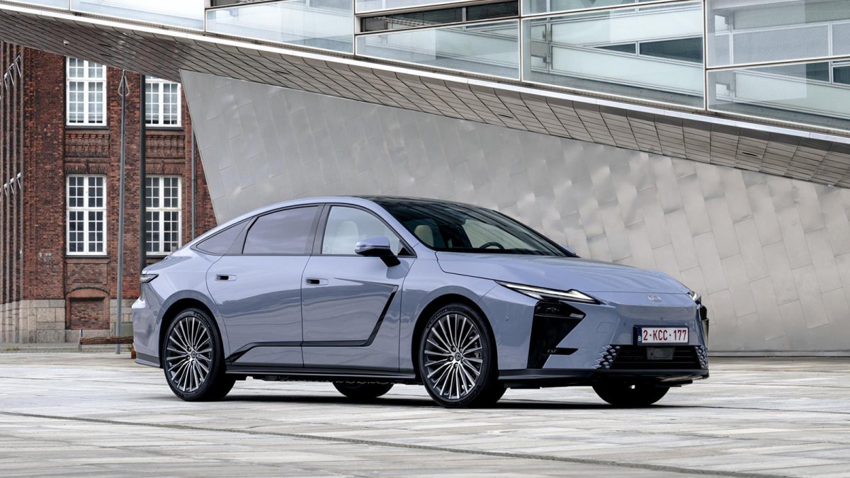 Lexus presenta el nuevo ES, que se convierte en el primer sedán eléctrico de la marca