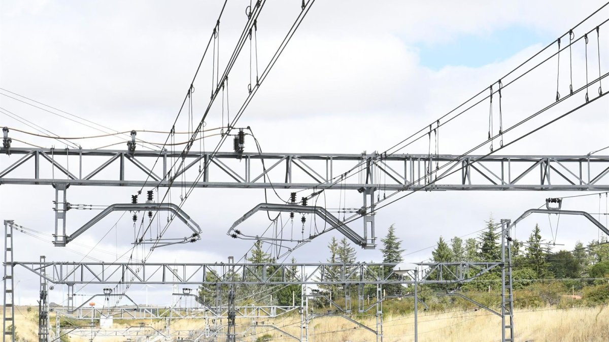 Adif energiza la catenaria para seguir con las obras de la autopista ferroviaria en la línea Madrid-Zaragoza