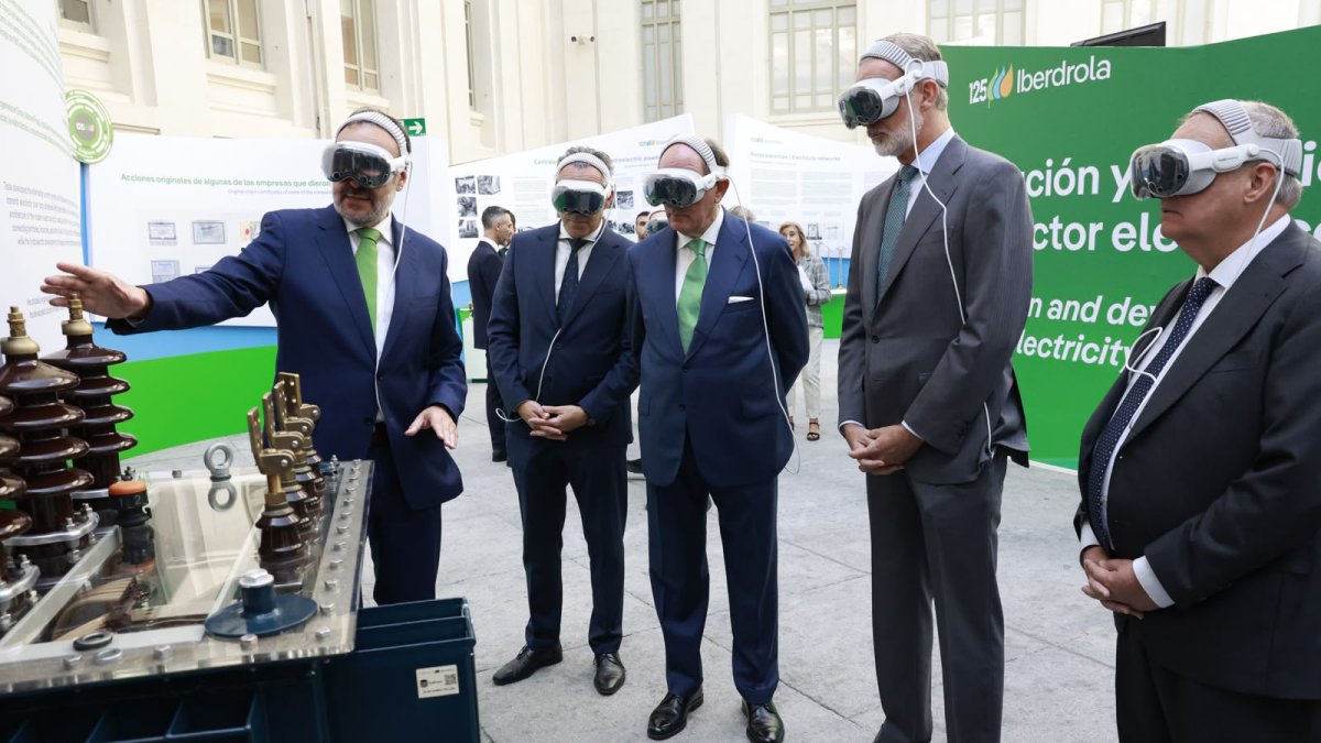 El Rey inaugura una exposición sobre electricidad por el 125 aniversario de Iberdrola