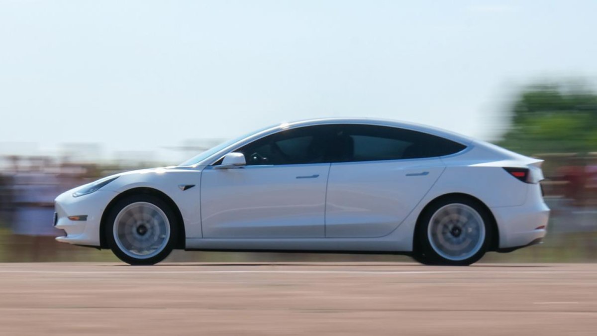 República Checa aprueba provisionalmente la conducción automatizada total supervisada (FSD) de Tesla