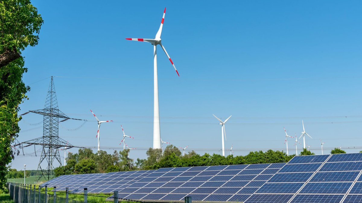 La Agencia de Energías Renovables destaca el crecimiento récord en 2025 e insta a acelerarlo