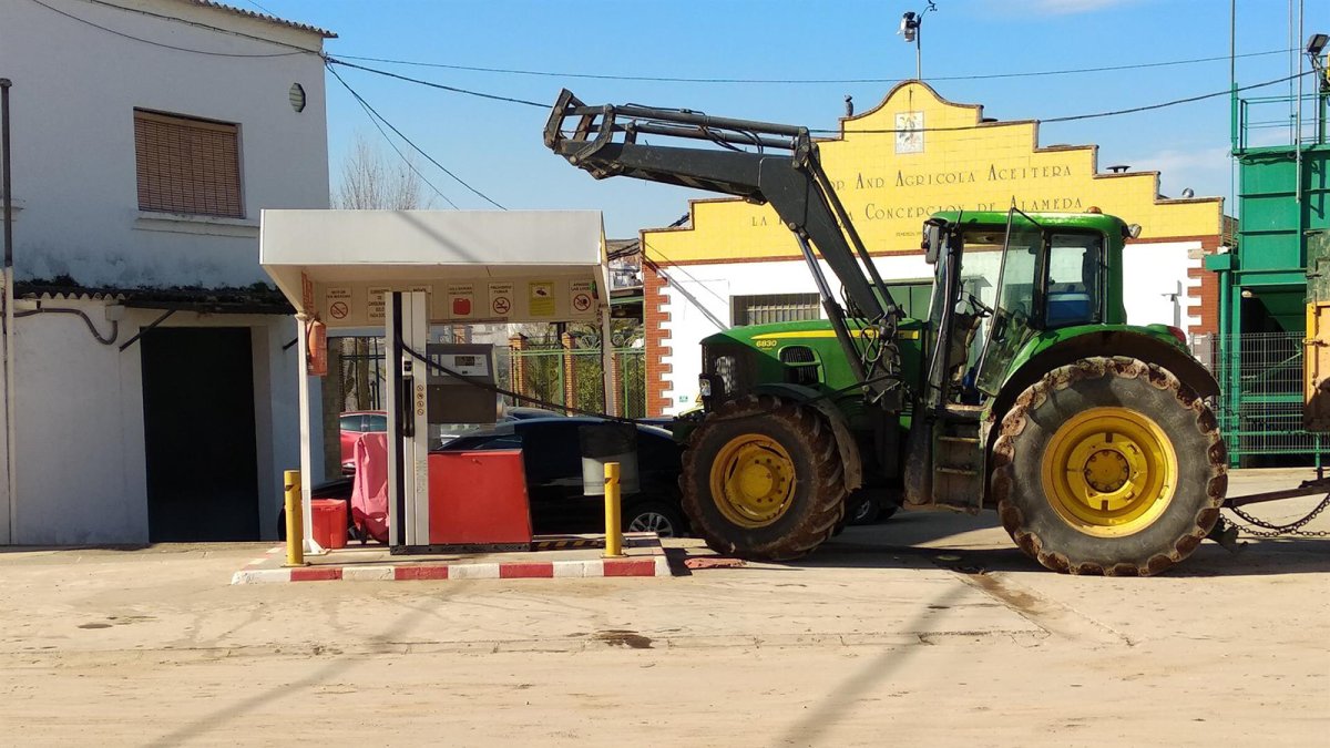 El campo pide medidas "contundentes" para compensar el alza del gasóleo y amenaza con movilizaciones