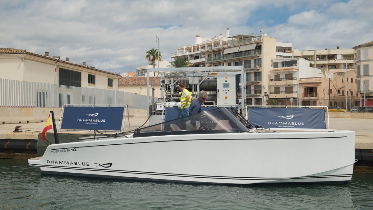 Una embarcación de recreo realiza el primer repostaje de hidrógeno verde en Baleares