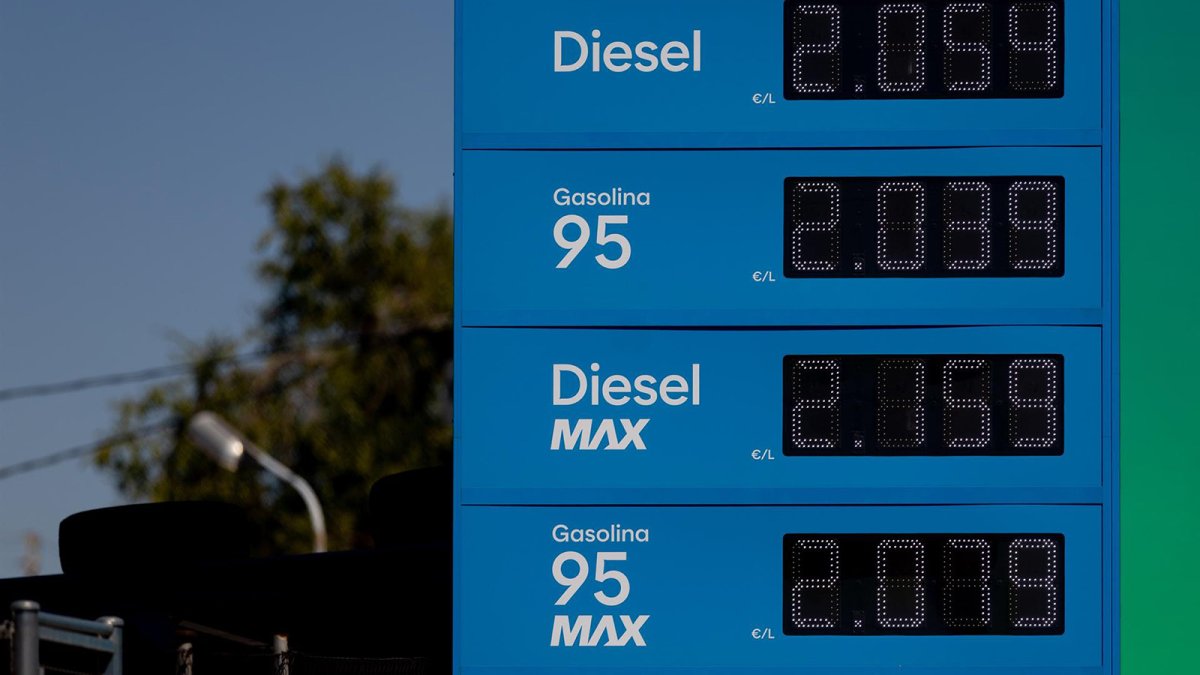 La gasolina y el diésel tocan un nuevo máximo anual y rozan los 2 euros por litro