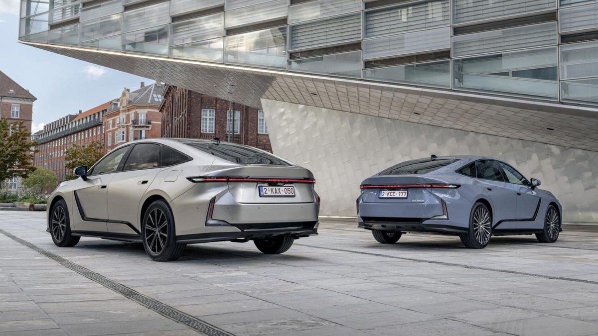 Lexus desvela la gama del nuevo ES, en versión híbrida o 100% eléctrica, a partir de 61.500 euros