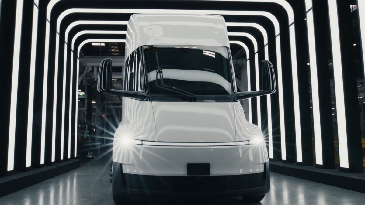 Tesla arranca la producción a gran escala de su camión eléctrico Semi, que llegará a Europa en 2027
