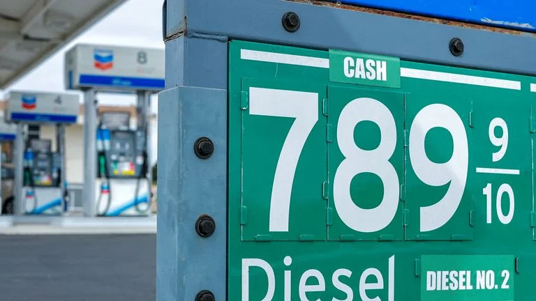 Un veto de EEUU a las exportaciones de diésel reduciría los inventarios mundiales y podría encarecer la gasolina