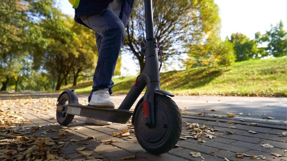 Las nuevas normas de movilidad que entran en vigor en octubre protegen más a ciclistas, VMP y motoristas