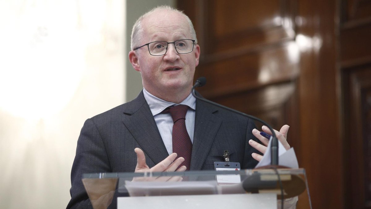 Lane (BCE) señala que la inflación energética moderará la demanda y atenuará la respuesta de la entidad