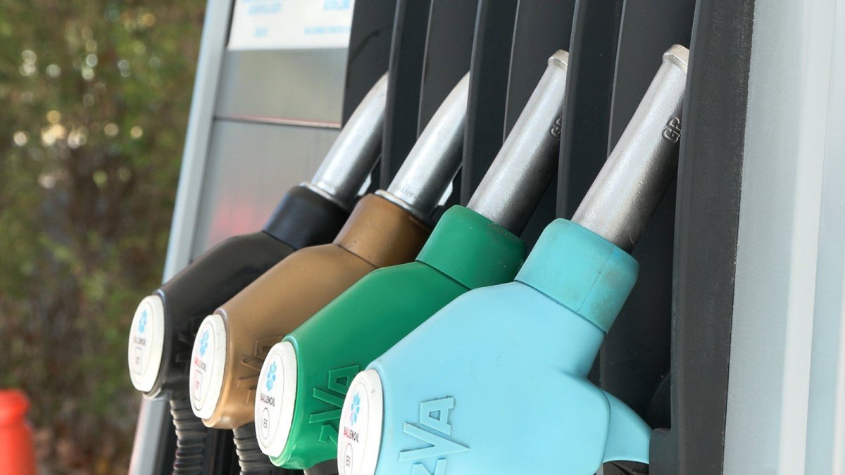 La gasolina y el diésel rompen su racha alcista y caen hasta un 4,64% tras el efecto fiscal