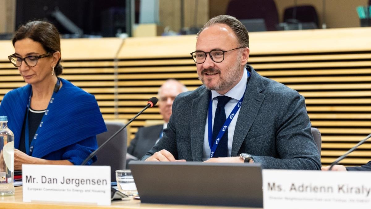 El Comisario Energía europeo afirma que "las cosas van en dirección adecuada, pero no suficientemente rápido" en la transformación del sistema energético