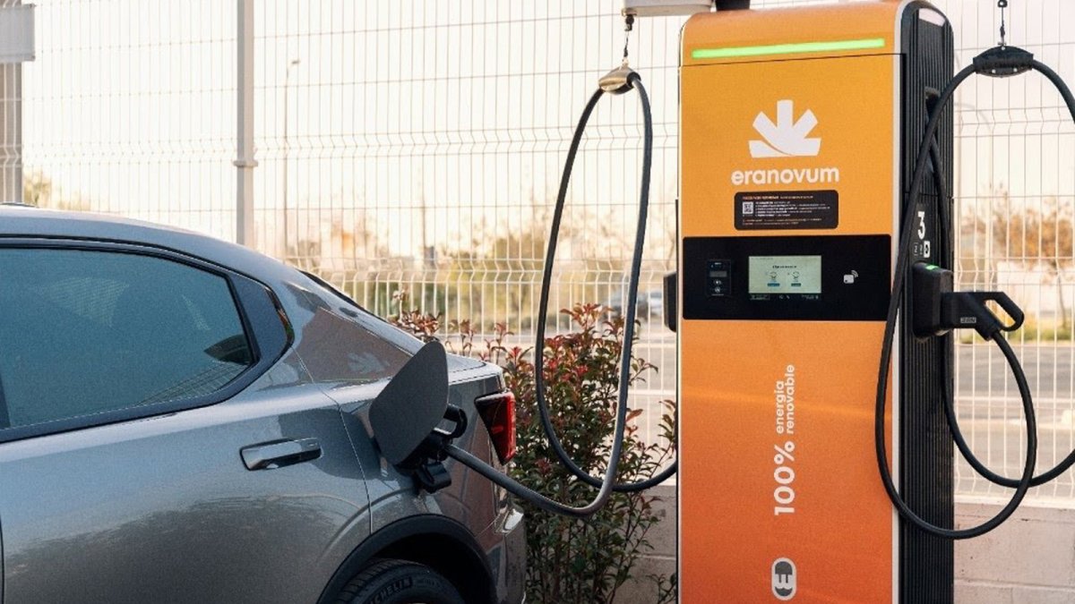 Cargador de Eranovum para vehículo eléctrico.