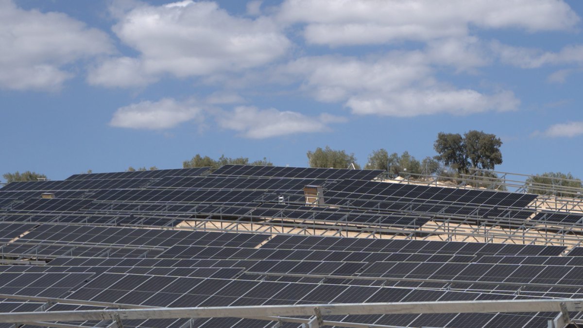 Ignis completa la venta de una cartera de 656 MW renovables en Italia a flyRen