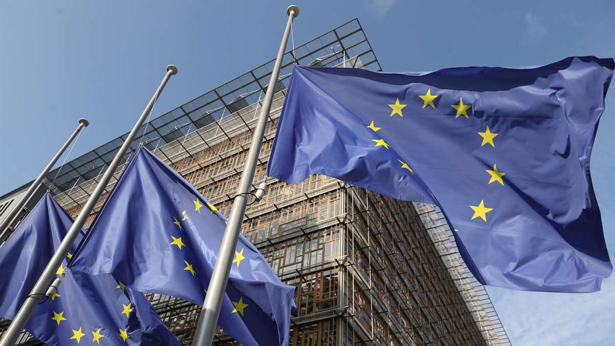 La UE acuerda conservar más permisos de emisión de CO2 para evitar fuertes subidas de precios a la industria