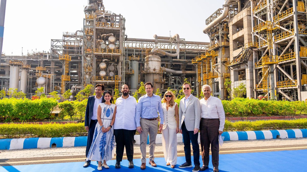 Rubio recorre la refinería india de Jamnagar junto a la multimillonaria familia Ambani