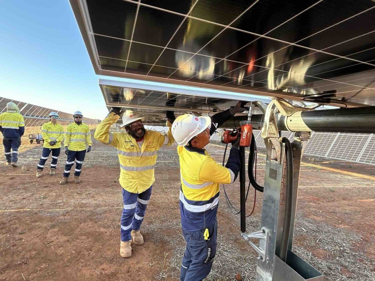 Australia registra un auge de los proyectos eólicos, solares y de almacenamiento en baterías, con 32.500 millones de dólares financiados o en construcción