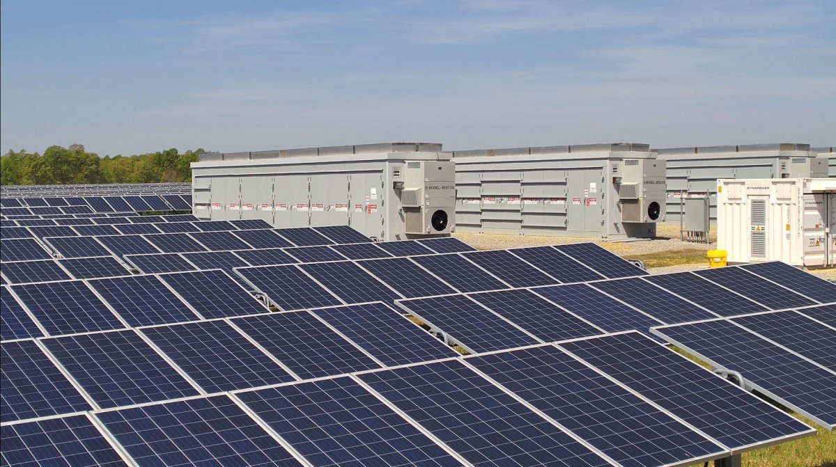 El ‘boom’ de las plantas híbridas: alianza masiva de la energía solar con las baterías en EEUU