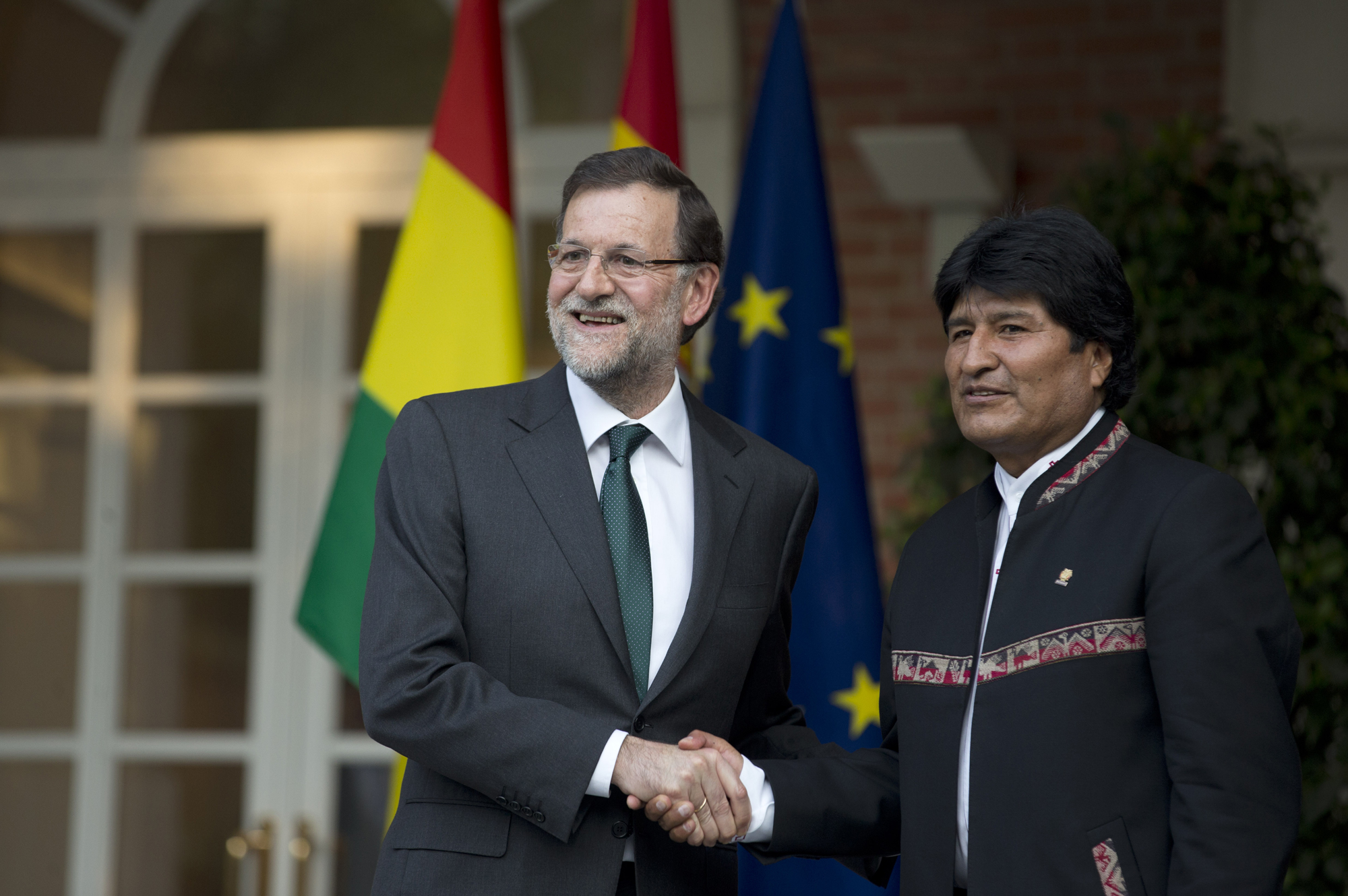 Evo Morales saluda al presidente del Gobierno Mariano Rajoy durante su vista el año pasado. FOTO: lamoncloa.gob.es.