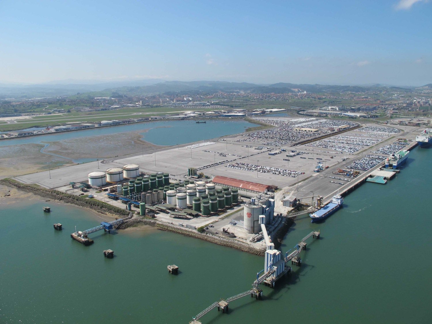 Vista aérea del puerto de Santander.