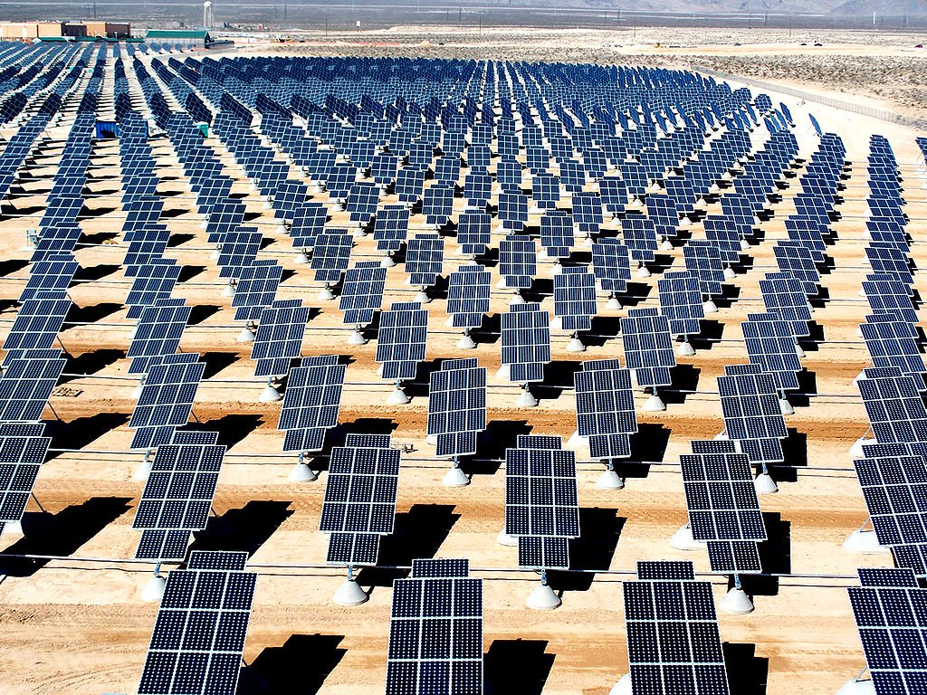 Planta fotovoltaica en la base militar de EEUU de Nellis. FOTO: Wikimedia.