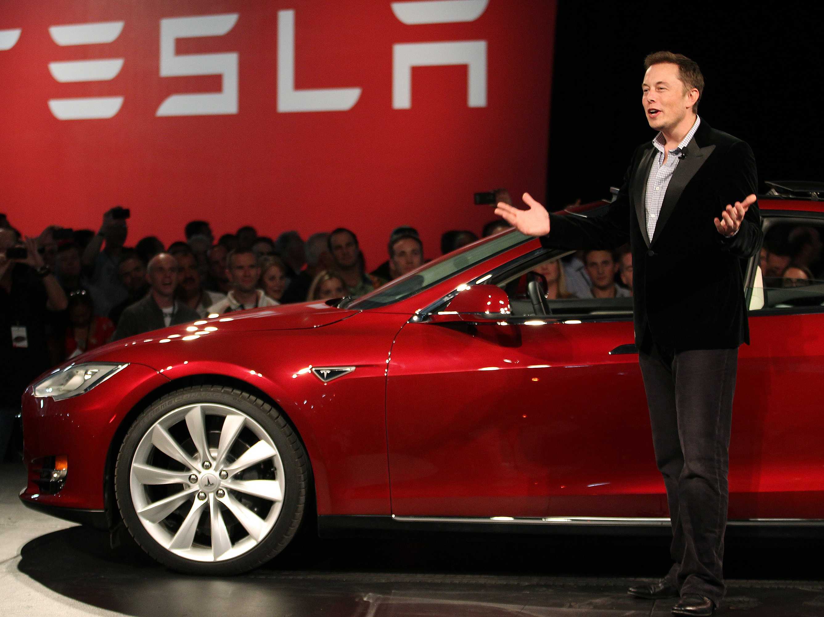 El fundador de Tesla Motors, Elon Musk, presentando su Model S.