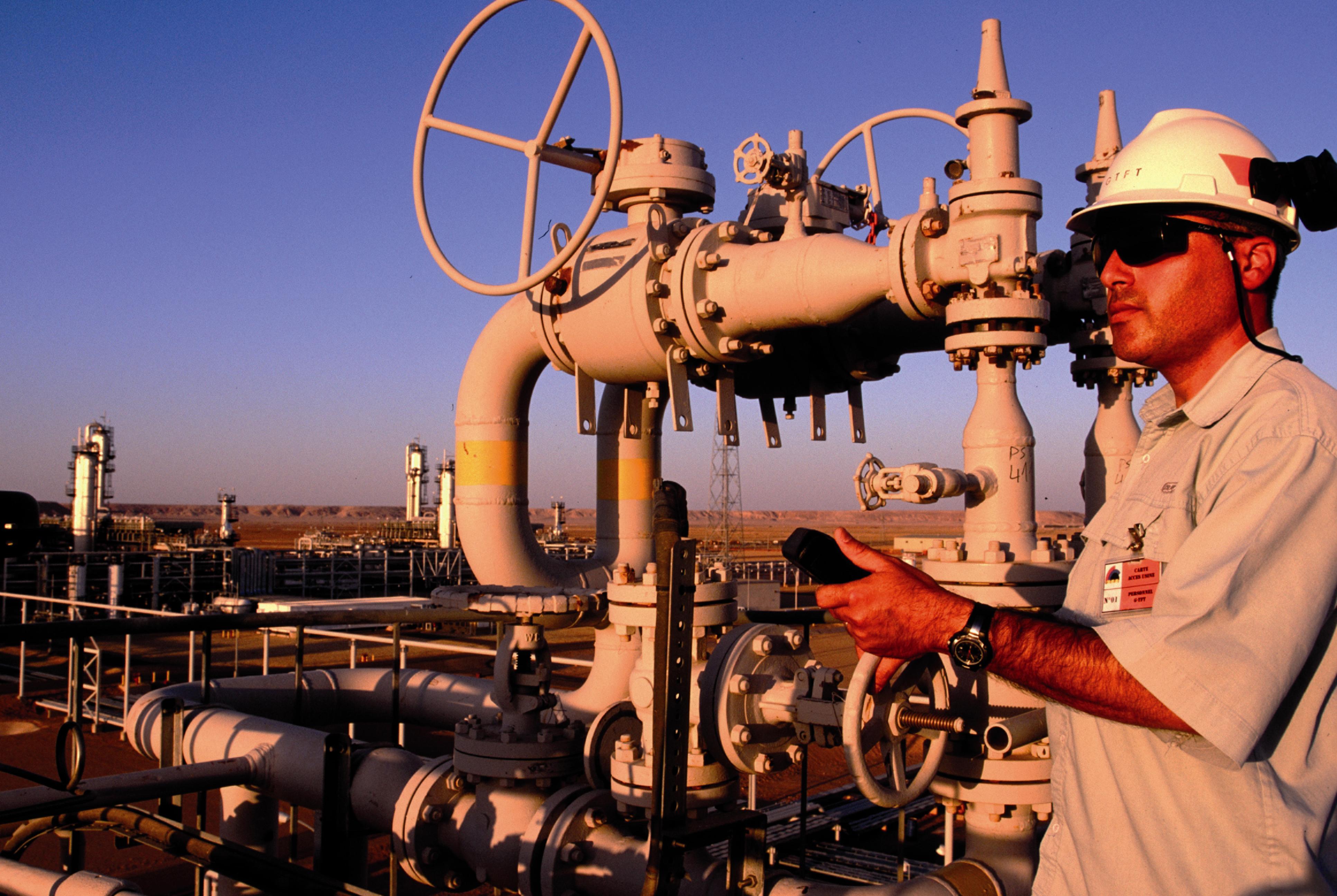 Un operario de Repsol en una de las instalaciones en Argelia. FOTO: Repsol.