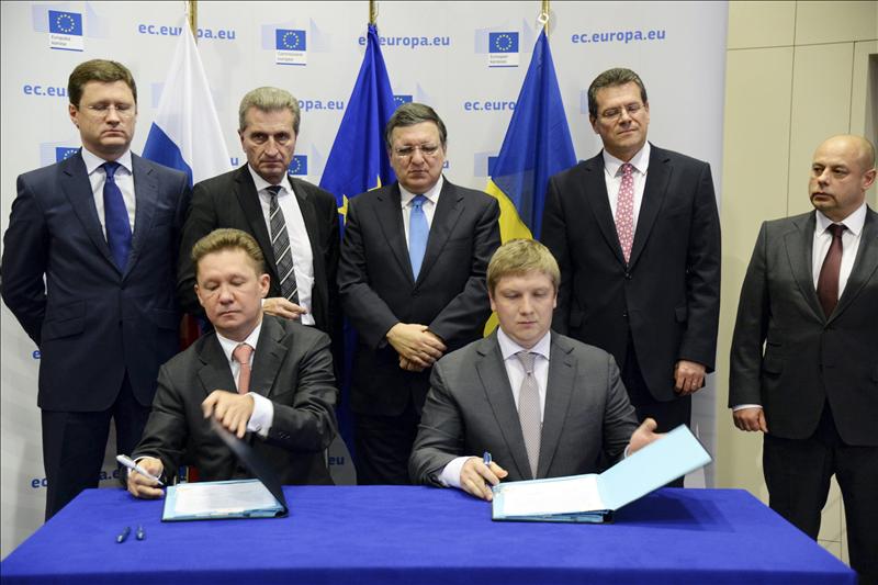 Fotografía facilitada por la Comisión Europea, que muestra al consejero delegado del gigante gasístico ruso Gazprom, Alexey Miller (c-izq), y a su homólogo de la ucraniana Naftogaz, Andriy Kovolev (c-dcha), durante la firma de un acuerdo temporal hasta marzo de 2015 que asegura el suministro de gas durante este invierno. FOTO: EFE