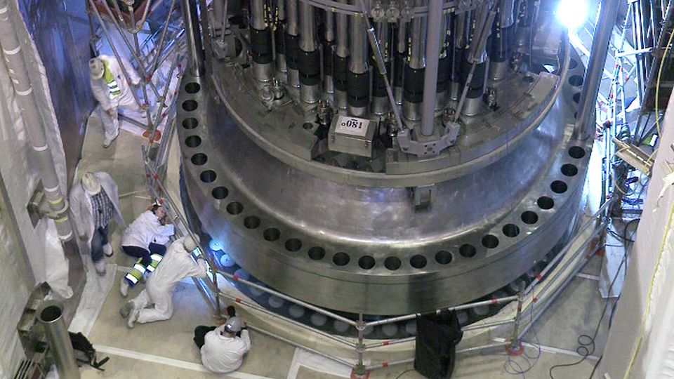 Técnicos de Areva trabajando en el reactor 3 de la central de Olkiluoto, en Finlandia.