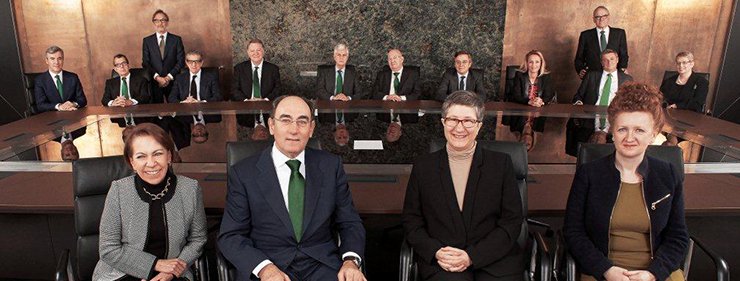 El presidente de Iberdrola, Ignacio Galán, rodeado de tres de las cinco mujeres que hay en el consejo. FOTO: Jordi Socías.