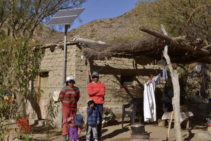 Una familia de una zona rural de Argentina que tiene luz gracias a una pequeña instalación fotovoltaica. FOTO: Banco Mundial.